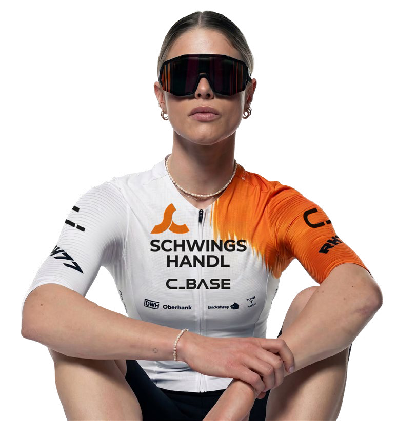 Fahrerin im Race-Team-Trikot mit C_BASE-Logo